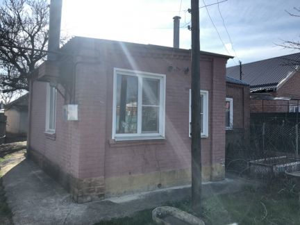 Дом 38 м кв. на участке 4 сот.  Армавир