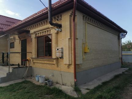 Дом 100 м кв. на участке 5.6 сот.  Армавир