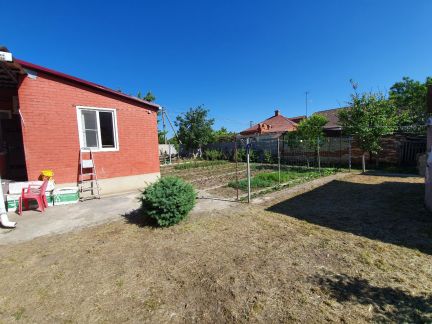 Дом 70 м кв. на участке 6 сот.  Армавир