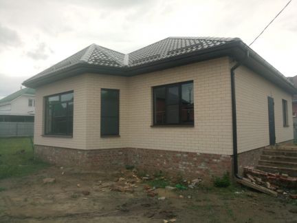 Дом 110 м кв. на участке 5 сот.  Армавир